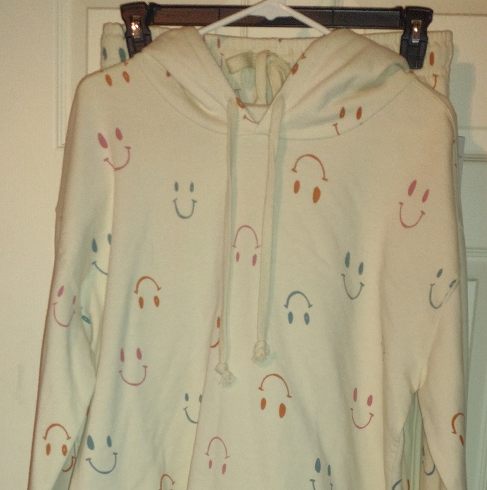 Smiley Face Juniors Womens Cropped Hoodie and Sweatpants